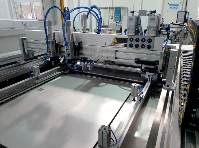 Macchina serigrafica piana con cilindri pneumatici e tubi blu