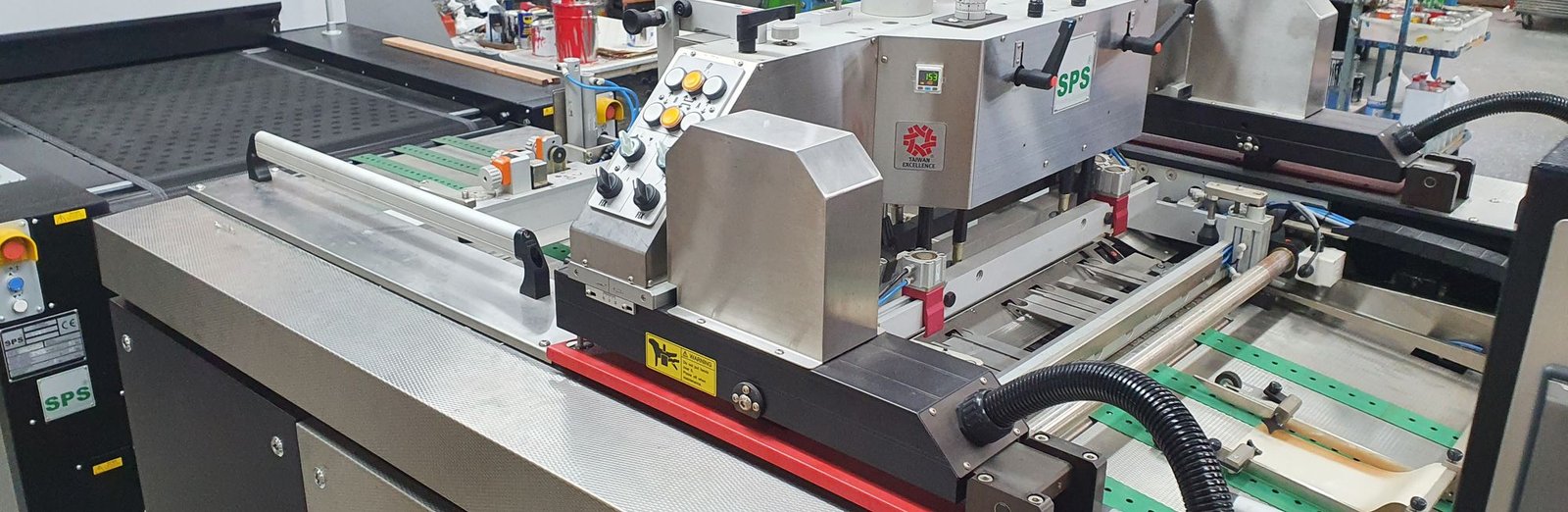 Máquina de serigrafía automática SPS en una línea de producción