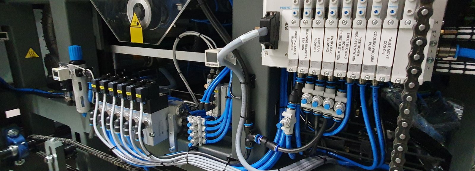 Terminal de válvulas neumáticas y cableado en el interior de una máquina automática