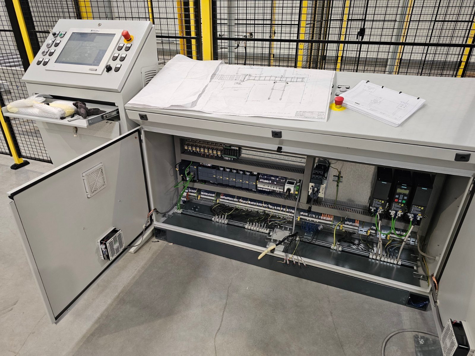Montagem de quadros elétricos de força, controlo e automação.